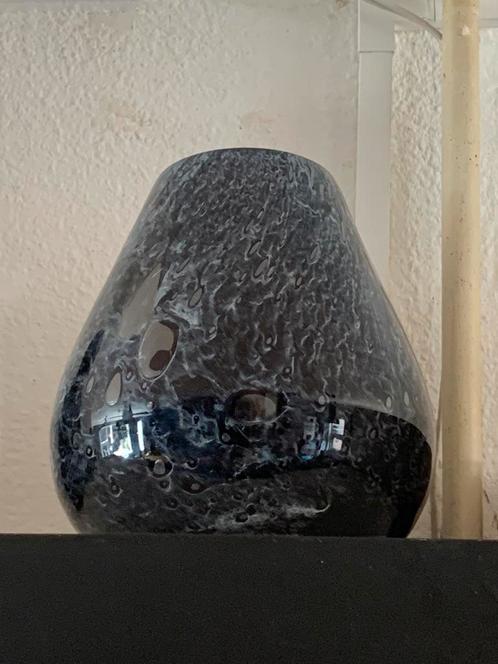 Fidro vaas mondgeblazen glasvaas blauw gemêleerd, Huis en Inrichting, Woonaccessoires | Vazen, Zo goed als nieuw, Blauw, Minder dan 50 cm