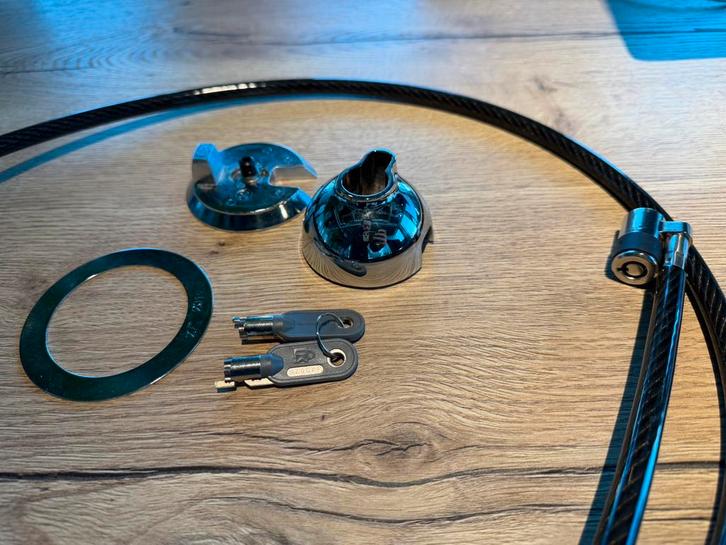 Kensington SafeDome Kabelslot met Sleutel voor 27” iMacs, Computers en Software, Apple Desktops, Zo goed als nieuw, iMac, Ophalen of Verzenden