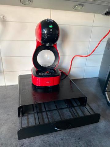 Rode Dolce gusto koffiemachine met cuplade beschikbaar voor biedingen