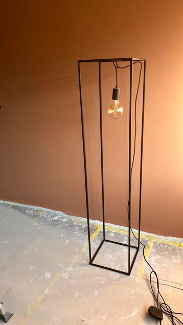 Lamp 1.40 Hoog x 0.40 breedt beschikbaar voor biedingen
