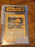 Rocket's Zapdos Celebrations 25th #15 - PSA 10 Error, Hobby en Vrije tijd, Verzamelkaartspellen | Pokémon, Ophalen of Verzenden