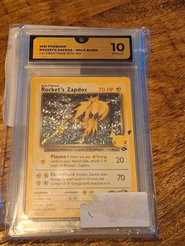 Rocket's Zapdos Celebrations 25th #15 - PSA 10 Error, Hobby en Vrije tijd, Verzamelkaartspellen | Pokémon, Zo goed als nieuw, Losse kaart
