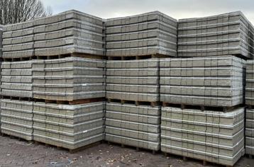 Partij betonklinkers grijs blok beschikbaar voor biedingen