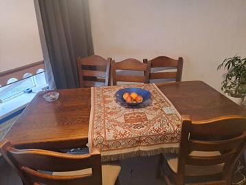 Tafel met stoelen gratis beschikbaar voor biedingen