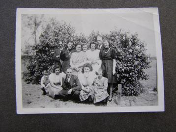 Kleine foto: Groepje vrouwen / meisjes en mannen; eind ’40  beschikbaar voor biedingen