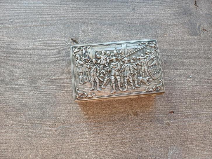 Zilverkleurig Kistje met Nachtwacht Reliëf, Antiek en Kunst, Antiek | Goud en Zilver, Ophalen of Verzenden