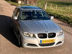 BMW 318i Touring LCI | Luxury Line | Pano | Trekhaak AF | On, Automaat, Zwart, USB, 1435 kg
