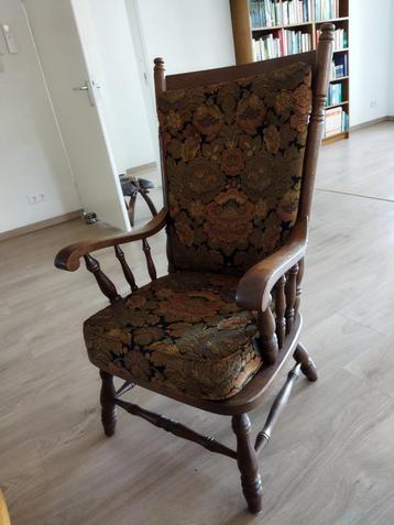 Charmante houten fauteuil met bloemenpatroon beschikbaar voor biedingen