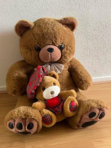 Grote en kleine knuffelbeer beschikbaar voor biedingen