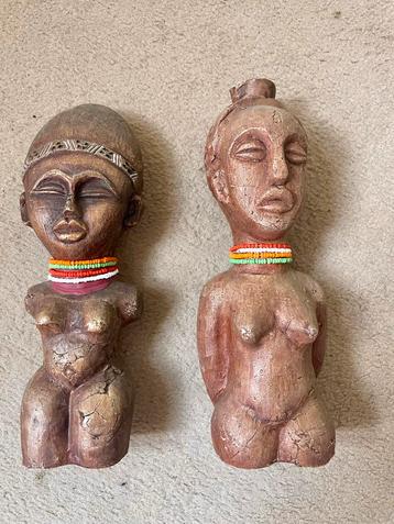 Afrikaanse beeldjes, vrouwen met kralen beschikbaar voor biedingen