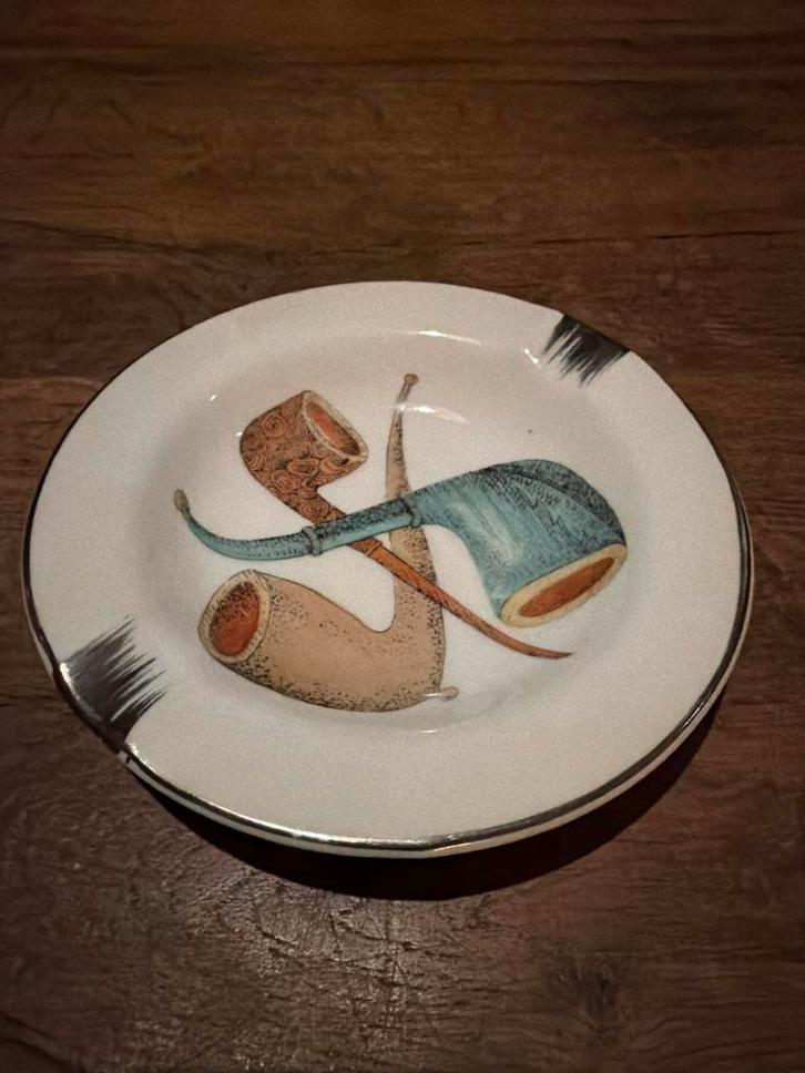 Vintage Fornasetti-stijl asbak met pijpen design, Antiek en Kunst, Antiek | Schalen, Ophalen of Verzenden