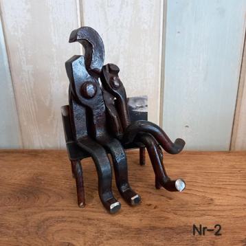 Twee ouwe tangen op een bankie - metal art - upcycling beschikbaar voor biedingen