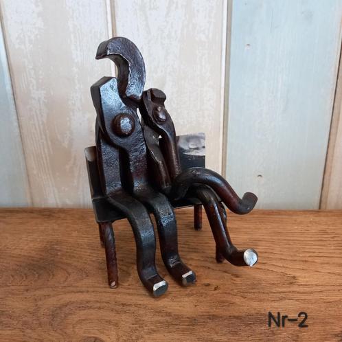 Twee ouwe tangen op een bankie - metal art - upcycling, Huis en Inrichting, Woonaccessoires | Overige, Gebruikt, Ophalen of Verzenden