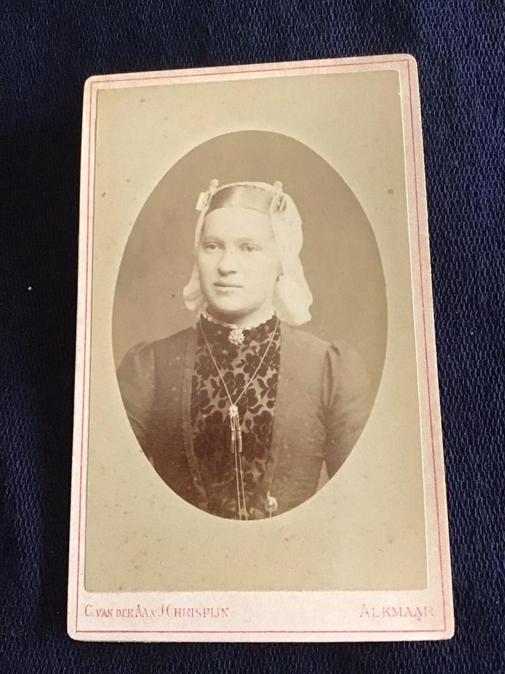 CDV, Vrouw klederdracht, C. v.d. Aa & J. Chrispijn, Alkmaar, Verzamelen, Foto's en Prenten, Gebruikt, Foto, Klederdracht, Voor 1940
