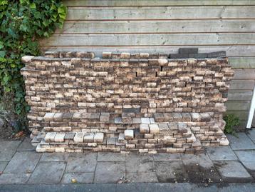Betonklinkers 10m2 gratis. Opgestapeld beschikbaar voor biedingen