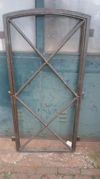 groot staand draaibaar gietijzeren stalraam  kerkraam 63b132, Ophalen