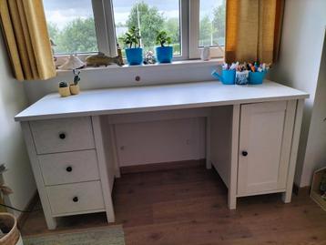 Bureau wit beschikbaar voor biedingen