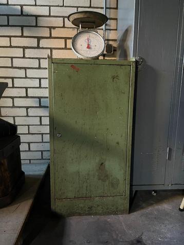 Industriële vintage kast beschikbaar voor biedingen