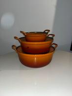 Oranje gietijzeren pannenset - 3 pannen, Huis en Inrichting, Keuken | Potten en Pannen, Ophalen, Gebruikt, Gietijzer, Pannenset