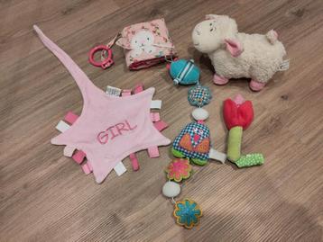 Diverse roze babyspeeltjes beschikbaar voor biedingen
