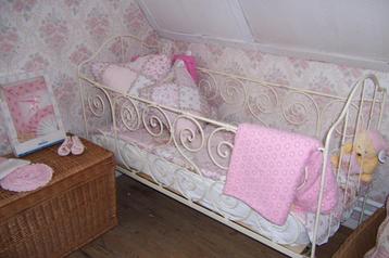 Brocante kinderbedje beschikbaar voor biedingen