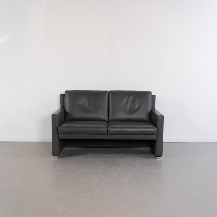 1x Leolux Timandra 2-zits/148cm Bank Donkergrijs Leer, Huis en Inrichting, Banken | Bankstellen, Zo goed als nieuw, Rechte bank