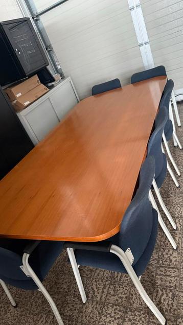Vergader Tafel met Stoelen beschikbaar voor biedingen