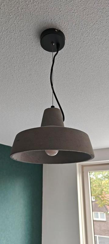 Leuke betonnen hanglamp. T.e.a.b. beschikbaar voor biedingen