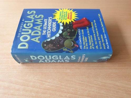 Douglas Adams - Ultimate Hitchhiker’s Guide (HC + omslag), Boeken, Fantasy, Gelezen, Ophalen of Verzenden