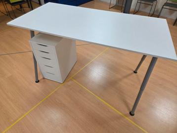 Bureau met ladekast en bureaustoel beschikbaar voor biedingen
