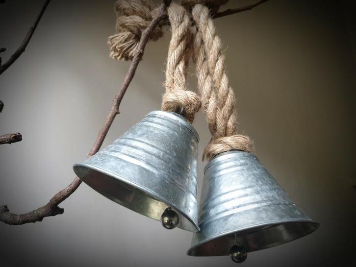 Zinken bel aan jute touw - klok - kerst - kerstboom - krans, Diversen, Kerst, Nieuw, Ophalen of Verzenden