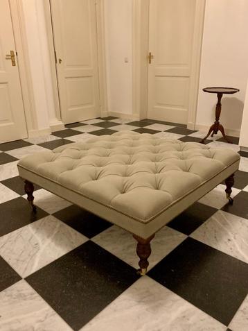 Grote gecapitonneerde voetenbank / salontafel beschikbaar voor biedingen