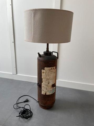 Metalen lamp model oude brandblusser beschikbaar voor biedingen