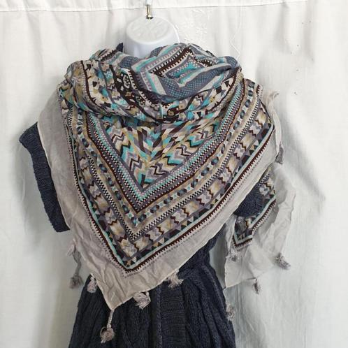Sjaal met leuke kleurtjes 97x94 cm, Kleding | Dames, Mutsen, Sjaals en Handschoenen, Zo goed als nieuw, Sjaal, Ophalen of Verzenden
