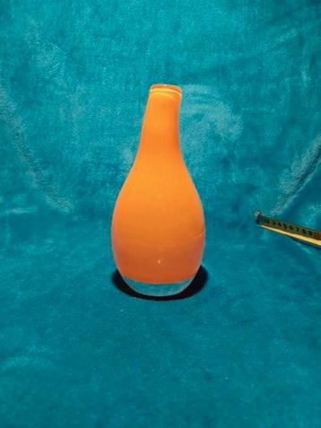 Asymmetrisch handgeblazen oranje vaasje beschikbaar voor biedingen