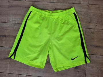 Nike heren / jongens voetbal / sport short maat S beschikbaar voor biedingen