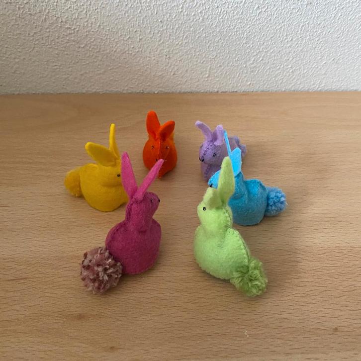 Konijntjes van vilt voor Pasen, Hobby en Vrije tijd, Vilt, Nieuw, Figuurtje(s), Ophalen of Verzenden