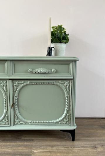 Mooi dressoir / ladekast / theekast in saliegroen beschikbaar voor biedingen