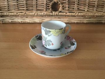 Heel oud kop en schoteltje beschikbaar voor biedingen