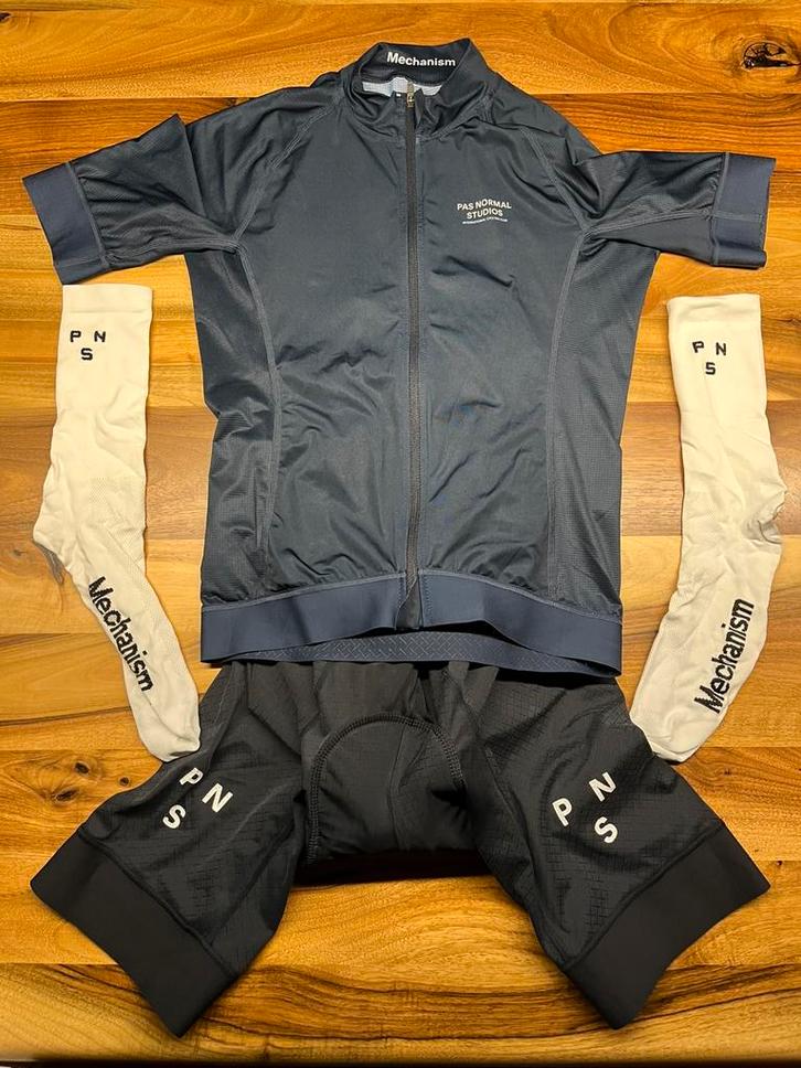 Pas Normal Studios Mechanism setje maat M, Fietsen en Brommers, Fietsaccessoires | Fietskleding, Zo goed als nieuw, Bovenkleding