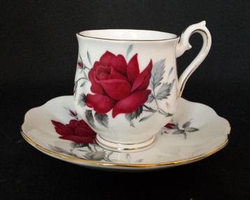 Royal Albert Sweet Romance - kop en schotel met rozen beschikbaar voor biedingen