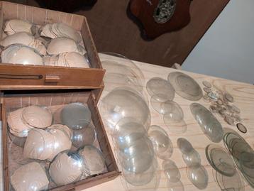 Doosje met oude glazen voor pendules horloges €50. beschikbaar voor biedingen