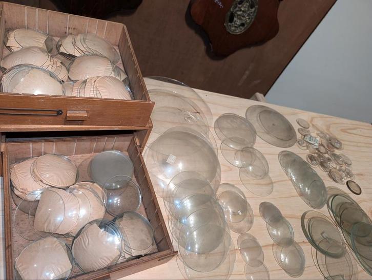 Doosje met oude glazen voor pendules horloges €50., Antiek en Kunst, Antiek | Klokken, Ophalen