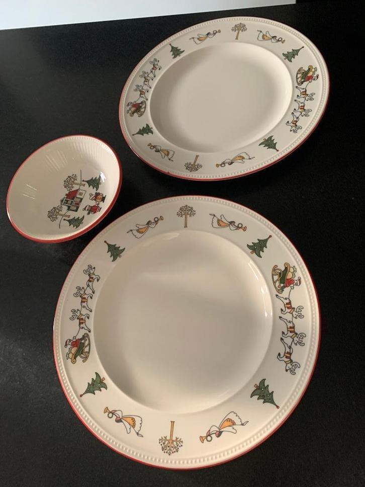 Wedgwood windsor  Christmas 2 dinerborden en 1 kom, Huis en Inrichting, Keuken | Servies, Zo goed als nieuw, Bord(en), Wedgwood