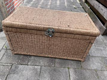 Grote gevlochten mand met los wijn-/flessenrek erin beschikbaar voor biedingen