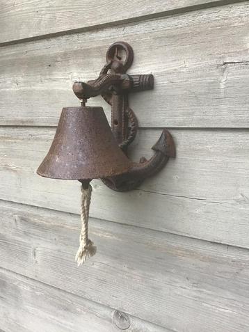 Gietijzeren buitenbel in de vorm van een anker beschikbaar voor biedingen