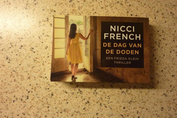 dwarsligger 522 Nicci French - De Dag Van De Doden, Boeken, Thrillers, Zo goed als nieuw, Ophalen of Verzenden