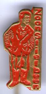 Zoon Stiefbeen staand rood/koper tv serie speldje ( S_213 ), Verzamelen, Verzenden, Zo goed als nieuw, Figuurtje, Speldje of Pin