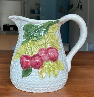 Barbotine grote Pitcher kersen beschikbaar voor biedingen
