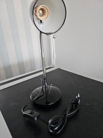 Dit is een Aigostar bureaulamp.  beschikbaar voor biedingen